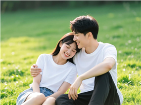 草地情侣装情侣写真摄影图片